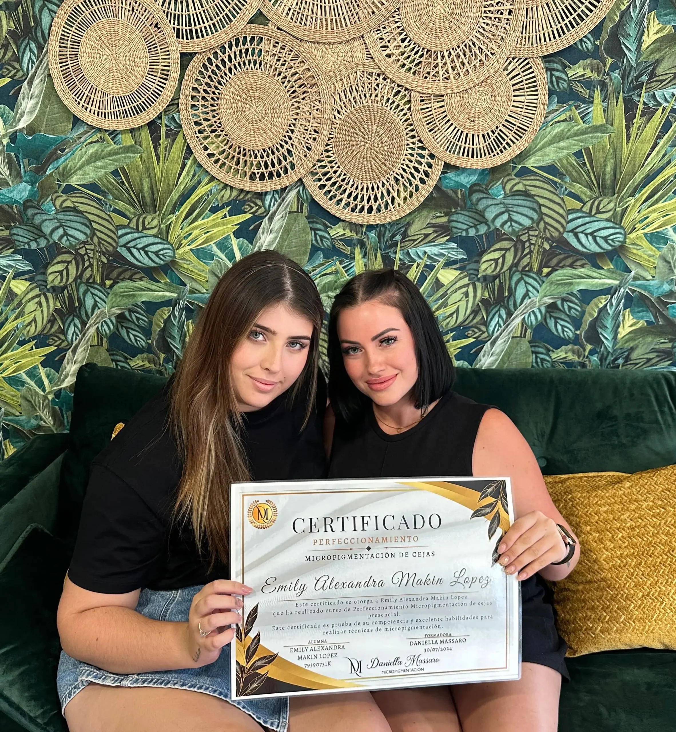 Daniella Massaro entregando diploma a alumna