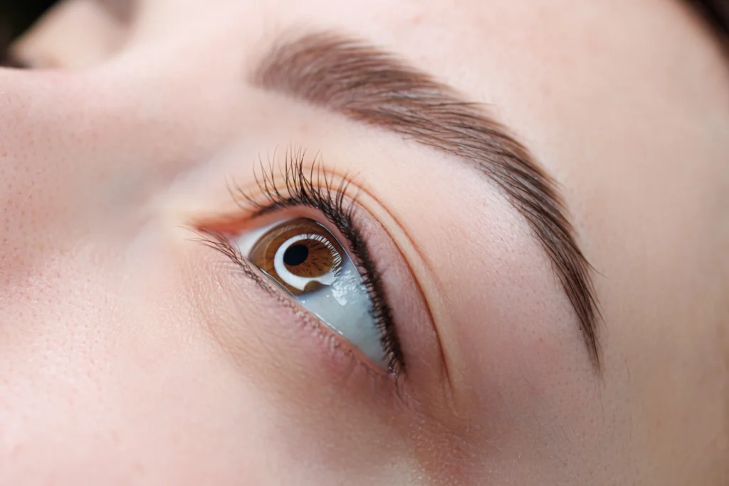 Primer plano de maquillaje de cejas