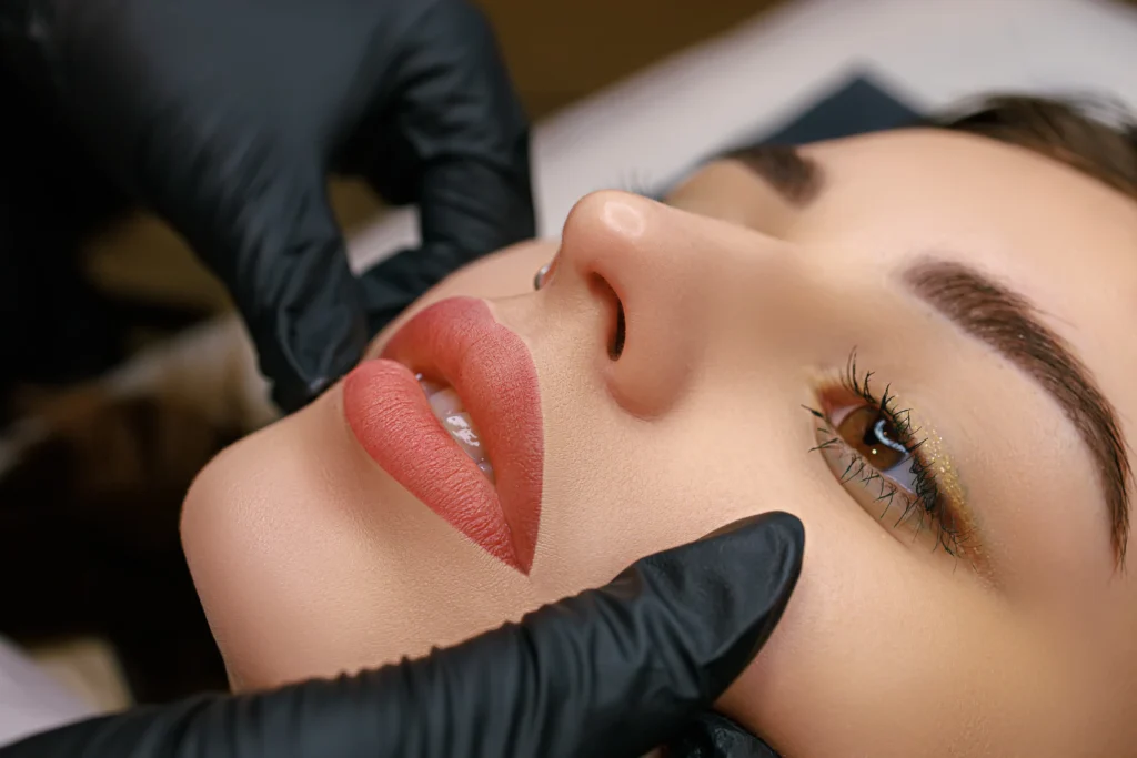 Detalle de mujer tras realizarse microblading en labios